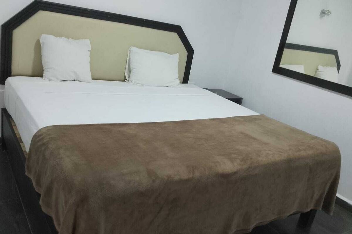 single room, 1 king bed | in-room safe, desk, iron/ironing board, free wifi