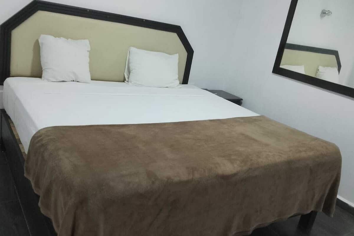 Kamar Single, 1 Tempat Tidur King | Brankas, meja kerja, setrika/meja setrika, dan Wi-Fi gratis