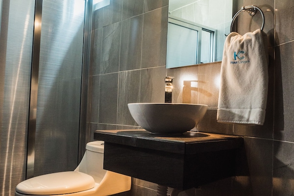 Deep soaking tub, free toiletries, hair dryer, towels