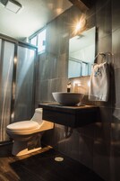 Komfortbadewanne, kostenlose Toilettenartikel, Haartrockner, Handtücher
