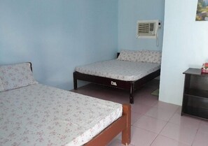 Camera Deluxe | Una scrivania, lenzuola