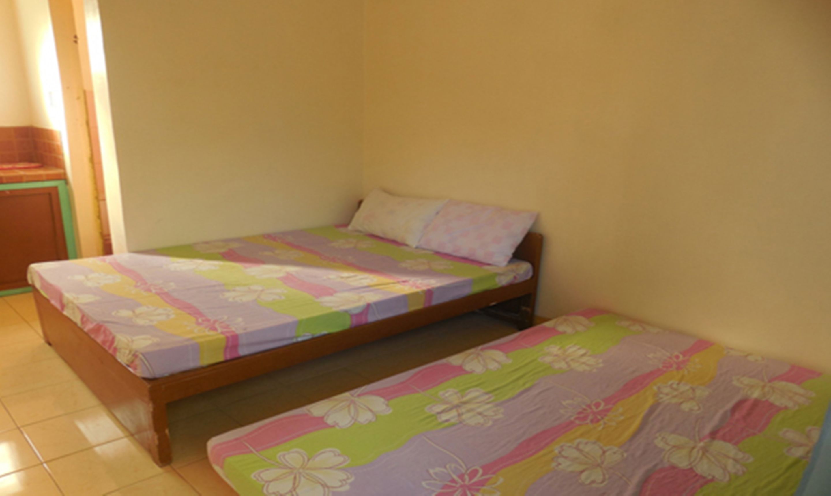 Una scrivania, lenzuola