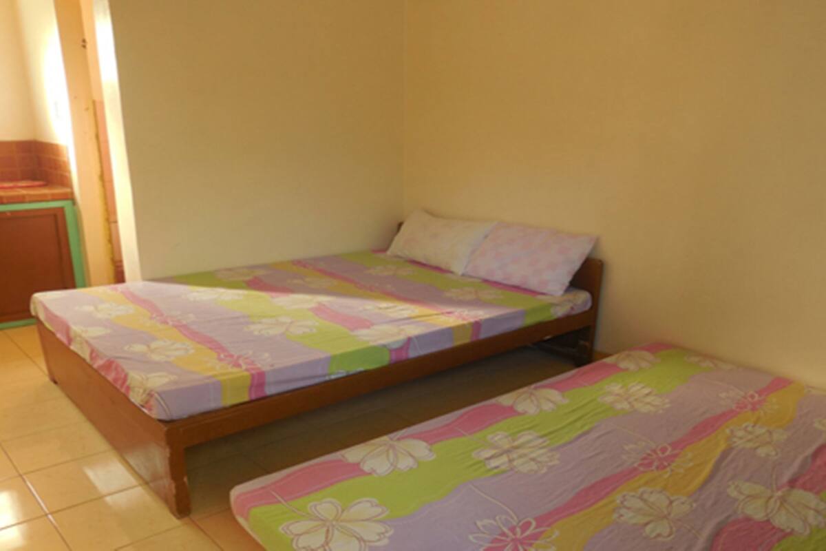 Una scrivania, lenzuola