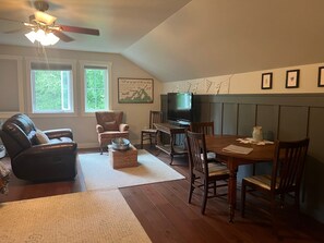 开间 | 起居区 | 29-英寸电视（配备数码频道）、Netflix、流媒体服务