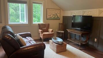 Snowgoose Studio | Living area | 29-inch TV with digital channels, Netflix, streaming services