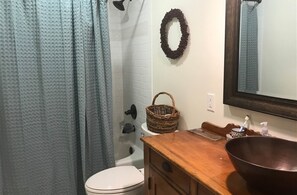 Camera (Matanuska King) | Bagno | Doccia, set di cortesia gratuito, asciugacapelli, asciugamani
