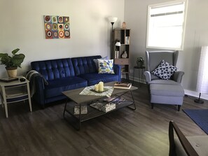 Smart TV, DVD player, toys, books - Cute Cottage, Pet and Family Friendly, Reduced Rates for  Longer Term Rentals (Black Mountain)