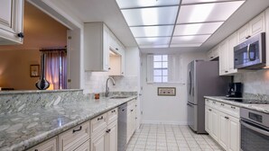 Coffee/tea maker, fridge, microwave, oven - Heart of Uptown - One Block from St. Charles Ave & Streetcar Mardi Gras (New Orleans)