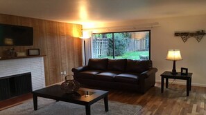 TV, fireplace - Beautiful Home On Glen Acres Golf Course, Hottub! NEW AC! (Seattle)