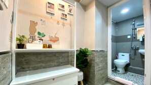A bathroom with a toilet, shower, and sink. - Hong Kong Hostel (Kowloon)