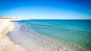 Une plage à l’eau claire et au rivage sablonneux.