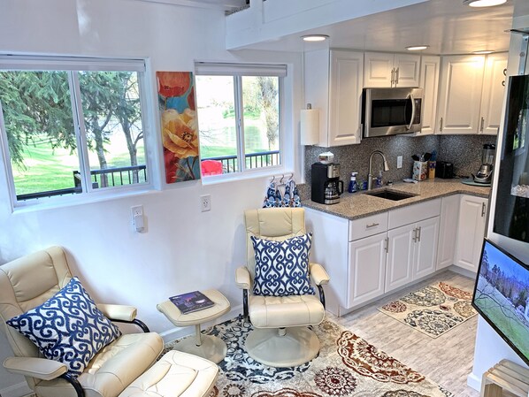 Kühlschrank, Mikrowelle, Wasserkocher mit Kaffee-/Teezubehör