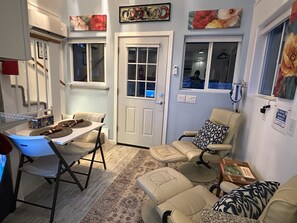 Dining - RIVER FRONT, 1-Acre, Hot Tub, NEW Home, NEAR UNIVERSITY and GREEN BLUFF (Spokane)
