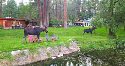 RIVER FRONT, 1-Acre, Hot Tub, NEW Home, NEAR UNIVERSITY and GREEN BLUFF