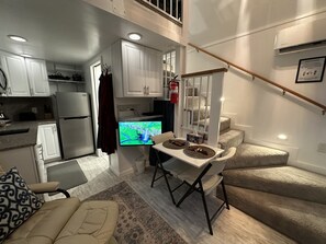 TV connectée, lecteur de DVD, espaces bureaux