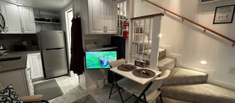 RIVER FRONT, 1-Acre, Hot Tub, NEW Home, NEAR UNIVERSITY and GREEN BLUFF