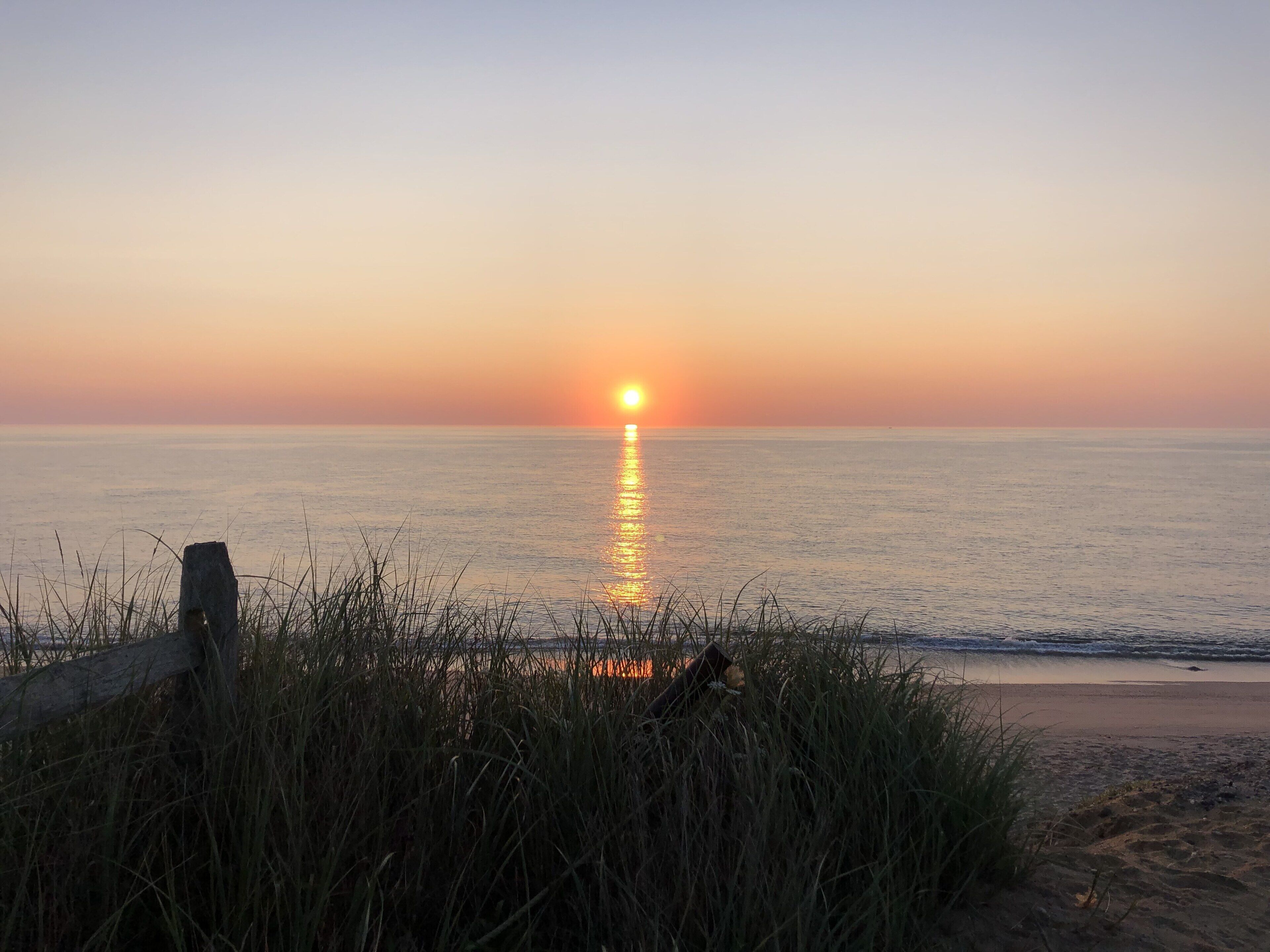 Ranta lähistöllä, aurinkotuoleja, rantapyyhkeitä