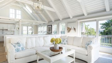 Una Smart TV, videojuegos, un reproductor de DVD, libros