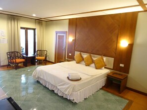 Habitación doble estándar, 1 cama matrimonial, vista al jardín | Caja de seguridad en la habitación, escritorio y cortinas blackout 