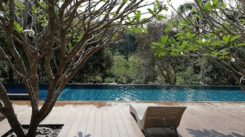 Piscine extérieure, chaises longues