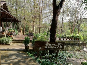 Phục vụ bữa sáng, bữa trưa, bữa tối, món Thái, nhìn ra vườn