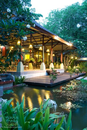 Desayuno continental (THB 180 por persona) 