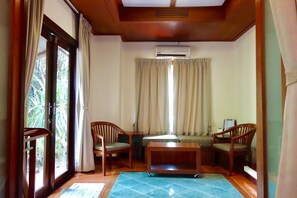 Villa, 2 habitaciones, vista al río | Sala de estar | Televisión de pantalla plana 