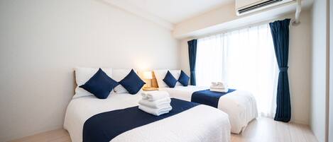 Espacio para trabajar con laptop, cortinas blackout y wifi gratis