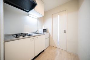 Standard Double Room | Private kitchen | Fridge, microwave, stovetop, electric kettle