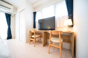 Habitació doble estàndard | Espai de treball apte per a portàtils, cortines opaques i wifi gratuïta 