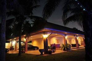 Deluxe 6-Bedroom Villa | Terrasse/Patio