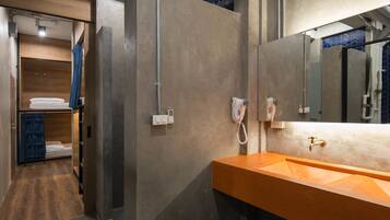 Shower, rainfall showerhead, free toiletries, hair dryer