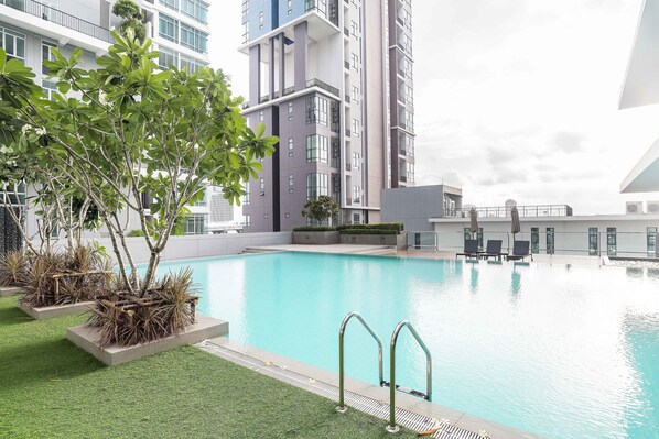 Outdoor pool - The Sky Sukhumvit By Favstay (Bangkok)