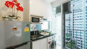 Standard Apartment, 1 Bedroom | Private kitchenette | Full-size fridge, microwave, stovetop, cookware/dishes/utensils