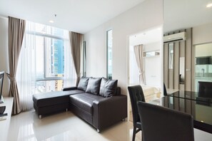 Standard Apartment, 1 Bedroom | Ruang tamu | TV skrin rata