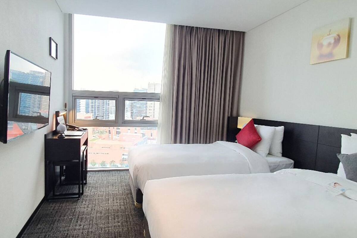 Egyptian cotton sheets, desk, blackout curtains, soundproofing