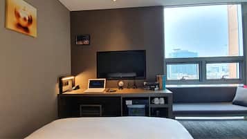 Quarto casal premium | Roupas de cama de algodão egípcio, escrivaninha, cortinas blackout
