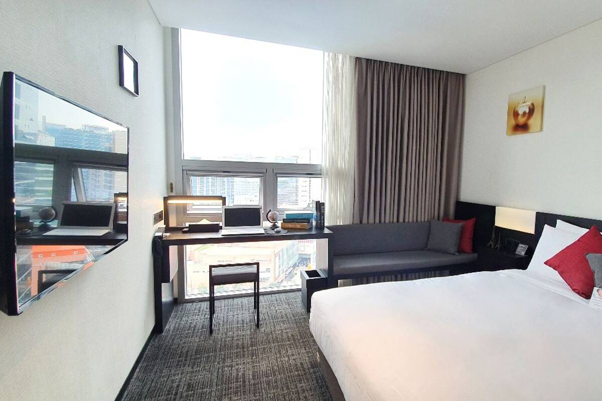 Egyptian cotton sheets, desk, blackout curtains, soundproofing