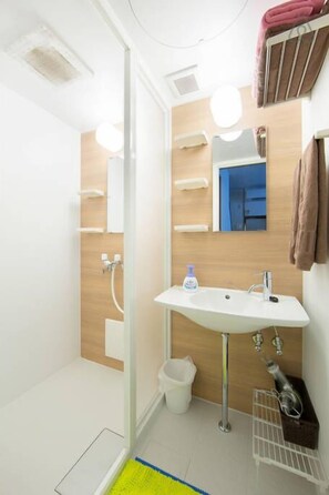 Huis | Badkamer | Een douche, een haardroger, handdoeken