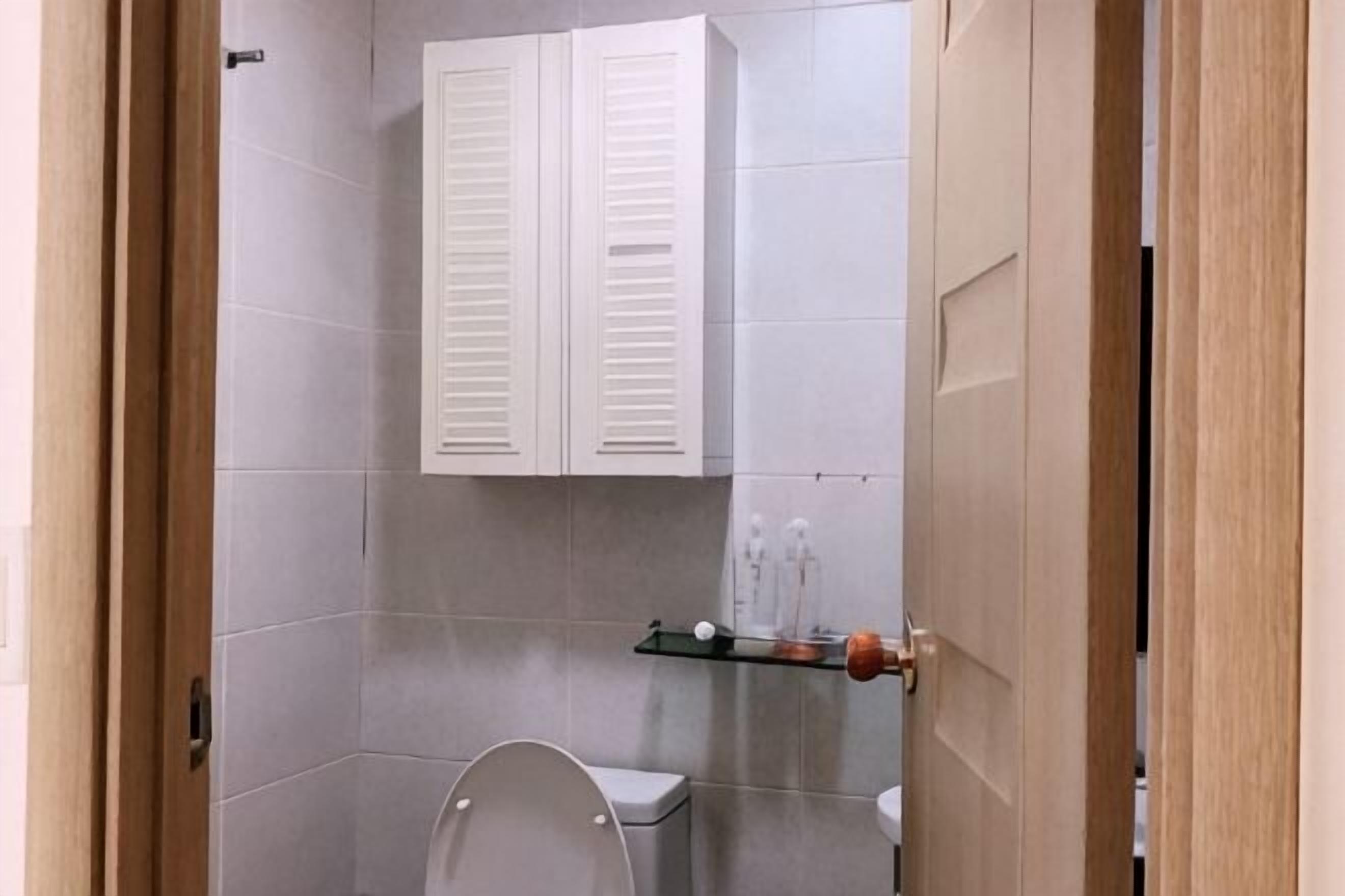 Badeværelse | Bruser, gratis toiletartikler, hårtørrer, hjemmesko