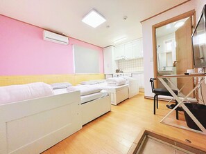 Desk, laptop workspace, soundproofing, iron/ironing board - Sarang Guesthouse Dongdaemun (Seoul)