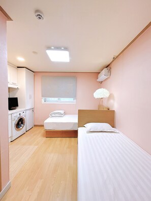 Desk, laptop workspace, soundproofing, iron/ironing board - Sarang Guesthouse Dongdaemun (Seoul)