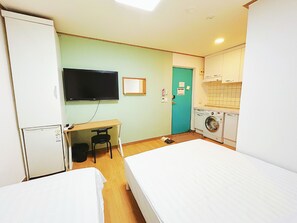 Kolmen hengen huone | Kylpyhuone | Suihku, ilmaiset hygieniatuotteet, hiustenkuivaaja, tohvelit