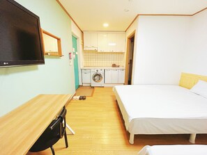 Kolmen hengen huone | Työpöytä, kannettavalle tietokoneelle sopiva työtila, äänieristys