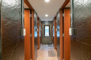 Free toiletries, hair dryer, slippers, towels - Phobphanhostel (Bangkok)