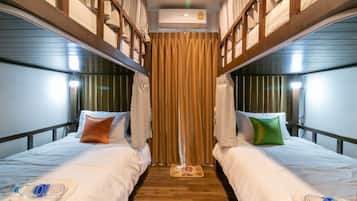 Dormitório compartilhado clássico, somente para mulheres | Cofres nos quartos, cortinas blackout, Wi-Fi de cortesia, roupa de cama