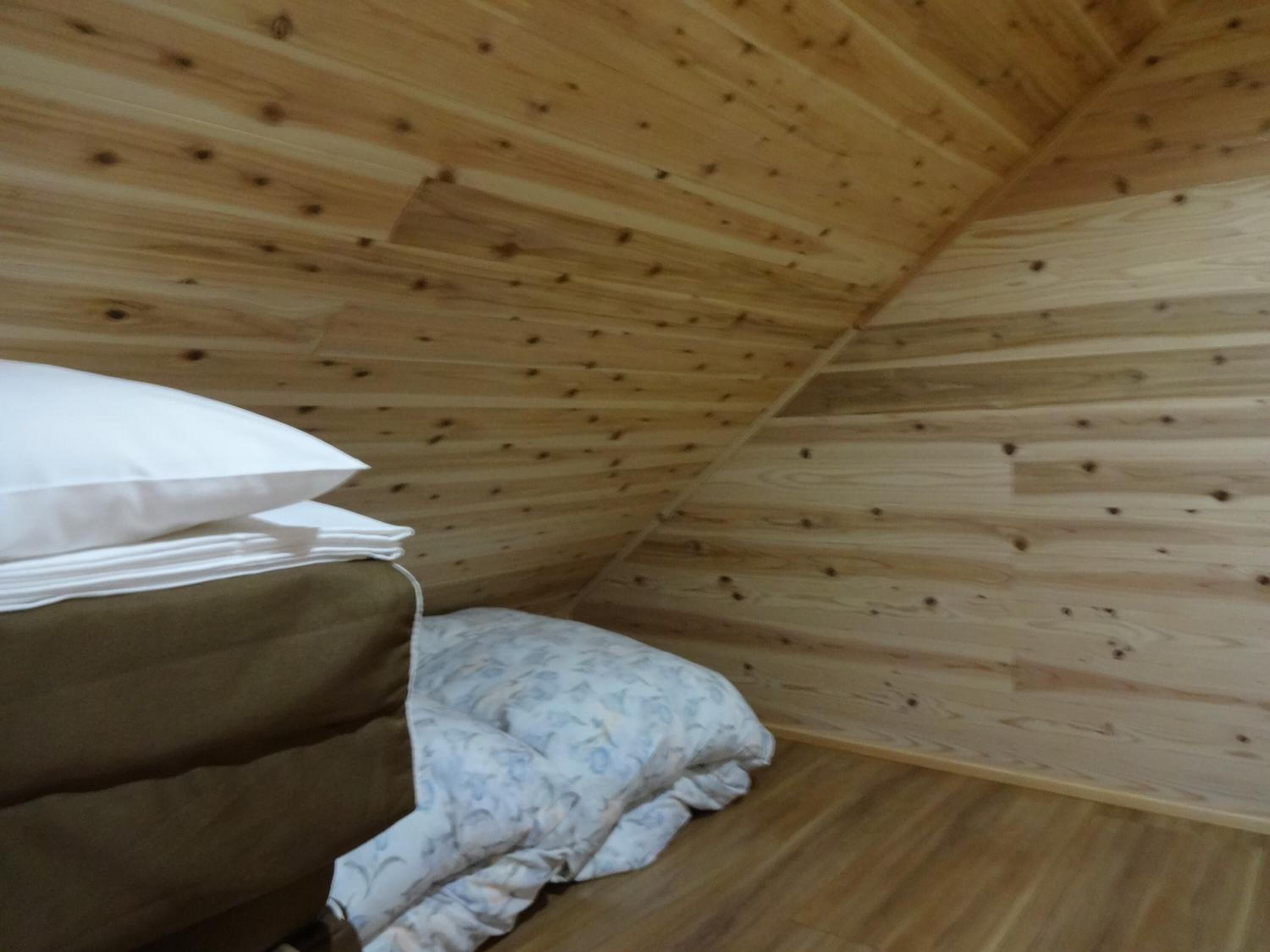 防音設備、WiFi (無料)、ベッドシーツ