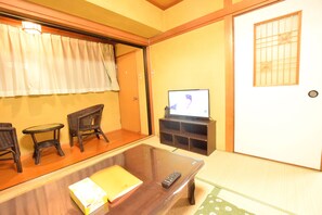 100sqm Family Room - Japanese Style | Living area | Flat-screen TV - Matoba biru (Osaka)