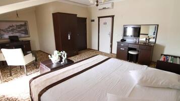 ميني بار ومكتب ومكواة/لوح كي وأسرّة قابلة للطي