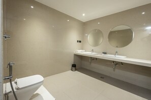 Habitación de lujo, vista a la ciudad | Baño | Toallas